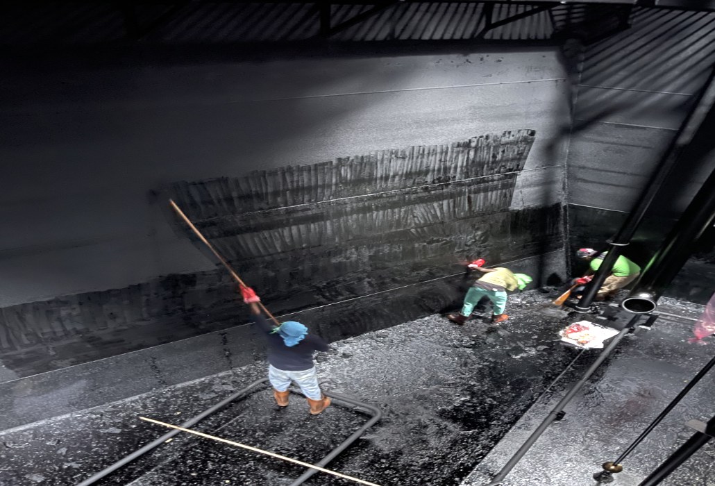 Hatch and cargo hold cleaning